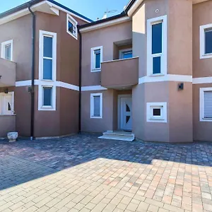 https://lovely-fazana-apartments-400m-from-the-sea.pula-hotels.org